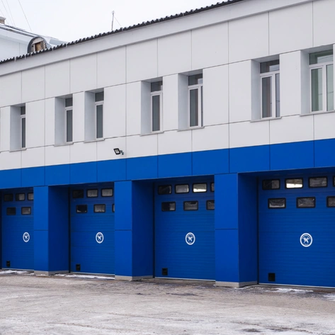 promyishlennyie-sekczionnyie-vorota-doorhan-isd01-2600x4300-s-oknami